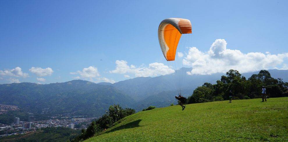 پاراگلایدر سواری، چتربال سواری یا پاراگلایدینگ (به انگلیسی: Paragliding)